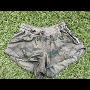 Camo Hotty Hot lululemon Shorts (size 4)